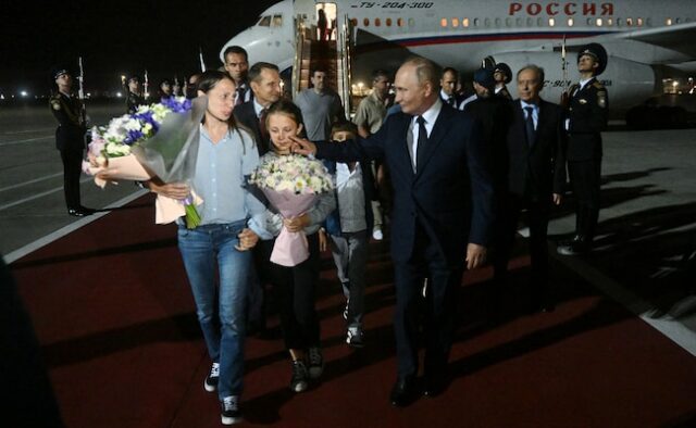 Casal de espiões russos retorna dos EUA, crianças não reconhecem Putin