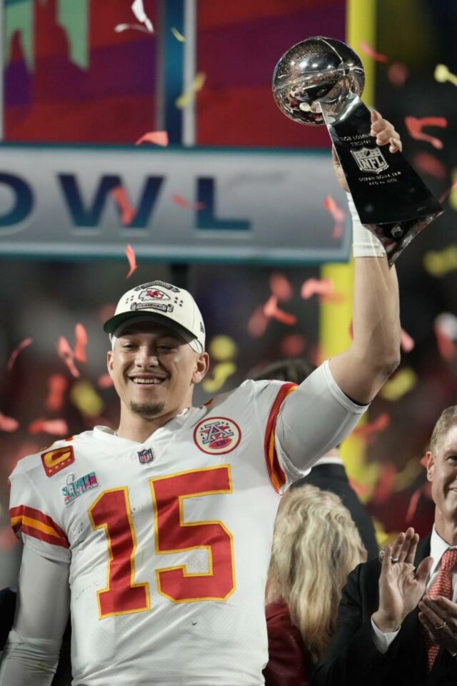 Mahomes diz que Taylor Swift começou... a projetar peças que os Chiefs podem usar!!