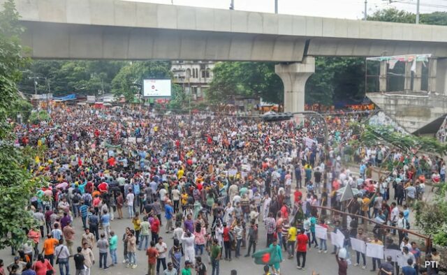 Hindus, enfrentando violência, realizam grande manifestação em Bangladesh, responde Muhammad Yunus