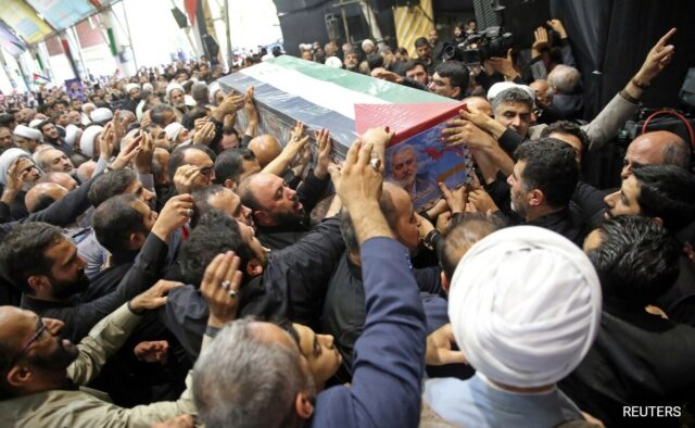 Chefe do Hamas, Ismail Haniyeh, enterrado no Catar, milhares comparecem ao funeral