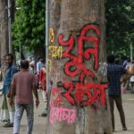 Estudantes de Bangladesh caiam graffiti de 'Killer Hasina' após a deposição de Sheikh Hasina