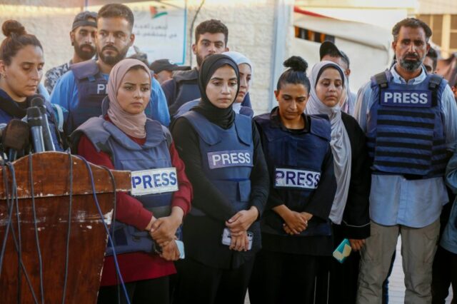DEIR AL-BALAH, GAZA - 31 DE JULHO: Os jornalistas se reúnem em frente ao Hospital dos Mártires de Al-Aqsa para homenagear seus amigos, o repórter da Al Jazeera, Ismail al-Ghoul, e o cinegrafista Rami al-Rifi, que perderam a vida no ataque do exército israelense a um veículo em movimento no campo de refugiados de Al-Shati, em Deir al-Balah, Gaza, em 31 de julho de 2024. (Ashraf Amra – Agência Anadolu)