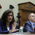 WASHINGTON, DC - 17 DE ABRIL: Presidente da Universidade de Columbia Nemat “Minouche” Shafik (L), e David Schizer (R), Reitor Emérito e Professor Harvey R. Miller de Direito e Economia, testemunham perante o Comitê de Educação e Força de Trabalho da Câmara no Rayburn House Office Building em 17 de abril de 2024 em Washington, DC. O comitê realizou uma audiência sobre “Columbia em crise: a resposta da Universidade de Columbia ao anti-semitismo”. Alex Wong/Getty Images/AFP (Foto de ALEX WONG / GETTY IMAGES NORTH AMERICA / Getty Images via AFP)