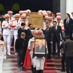 Membros das forças armadas do Vietnã carregam o caixão do falecido secretário-geral do Partido Comunista, Nguyen Phu Trong, da funerária nacional em Hanói, em 26 de julho de 2024. (Foto de NHAC NGUYEN / POOL / AFP) FOTOS DE CONTEÚDO RELACIONADO Vietnã - política Vietnã - política Vietnã - política Vietnã - política Vietnã - política Vietnã - política Vietnã - política Vietnã - política Vietnã - política Vietnã - política Vietnã - política Vietnã - política Vietnã - política Vietnã - política Vietnã - política Vietnã - política Vietnã - política Vietnã - política vietnã - política vietnã - política vietnã - política vietnã - política vietnã - política nkorea - vietnã - diplomacia nkorea - vietnã - diplomacia vietnã - política vietnã - política vietnã - política vietnã - política vietnã - política vietnã - política vietnã - política vietnã - política Vietnã - política Vietnã - laos - diplomacia Vietnã - laos - diplomacia O presidente do Vietnã, To Lam (R), o secretário-geral do Partido Revolucionário Popular do Laos e o presidente do Laos, Thongloun Sisoulith, realizam uma reunião no Palácio Presidencial em Hanói em 25 de julho de 2024. vietnã - laos - diplomacia vietnã - política vietnã - política vietnã - política vietnã - china - diplomacia vietnã - china - diplomacia vietnã - china - diplomacia vietnã - china - diplomacia vietnã - china - diplomacia vietnã - política Secretário Geral do Partido Revolucionário Popular do Laos e o presidente do Laos, Thongloun Sisoulith (C), presta homenagem ao falecido secretário-geral do Partido Comunista do Vietnã, Nguyen Phu Trong, na casa funerária nacional durante o primeiro dia de luto nacional de dois dias em Hanói, em 25 de julho de 2024 Vietnã - política Vietnã - política Vietnã - política Vietnã - política Vietnã - política Vietnã - política Vietnã - política Vietnã - política Vietnã - política Vietnã - política Vietnã - política Vietnã - Japão - diplomacia Vietnã - Japão - diplomacia O ex-primeiro-ministro do Japão, Yoshihide Suga. fala durante uma reunião com o presidente do Vietnã, To Lam (não retratado) no Palácio Presidencial em Hanói em 25 de julho de 2024. Vietnã - Japão - diplomacia Vietnã - Japão - diplomacia Vietnã - Japão - diplomacia Vietnã - Japão - diplomacia Vietnã - política Vietnã - política Vietnã - política Vietnã - política Vietnã - política Vietnã - política Vietnã - política Vietnã - política Vietnã - política Vietnã - política Vietnã - política Vietnã - política Vietnã - política Vietnã - política Vietnã - política Vietnã - política Vietnã - política Vietnã - política Vietnã - política Vietnã - política Vietnã - política Vietnã - política Vietnã - política Vietnã - política Vietnã - política Vietnã - política Vietnã - política Vietnã - política Vietnã - política Vietnã - política Vietnã - política Vietnã - política Vietnã - política Vietnã - política Vietnã - política Vietnã - política Vietnã - política