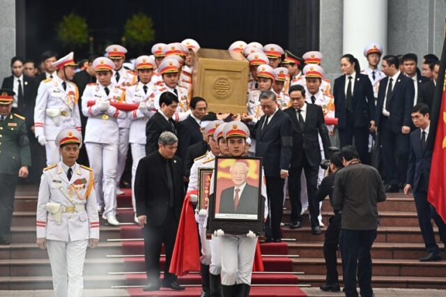 Membros das forças armadas do Vietnã carregam o caixão do falecido secretário-geral do Partido Comunista, Nguyen Phu Trong, da funerária nacional em Hanói, em 26 de julho de 2024. (Foto de NHAC NGUYEN / POOL / AFP) FOTOS DE CONTEÚDO RELACIONADO Vietnã - política Vietnã - política Vietnã - política Vietnã - política Vietnã - política Vietnã - política Vietnã - política Vietnã - política Vietnã - política Vietnã - política Vietnã - política Vietnã - política Vietnã - política Vietnã - política Vietnã - política Vietnã - política Vietnã - política Vietnã - política vietnã - política vietnã - política vietnã - política vietnã - política vietnã - política nkorea - vietnã - diplomacia nkorea - vietnã - diplomacia vietnã - política vietnã - política vietnã - política vietnã - política vietnã - política vietnã - política vietnã - política vietnã - política Vietnã - política Vietnã - laos - diplomacia Vietnã - laos - diplomacia O presidente do Vietnã, To Lam (R), o secretário-geral do Partido Revolucionário Popular do Laos e o presidente do Laos, Thongloun Sisoulith, realizam uma reunião no Palácio Presidencial em Hanói em 25 de julho de 2024. vietnã - laos - diplomacia vietnã - política vietnã - política vietnã - política vietnã - china - diplomacia vietnã - china - diplomacia vietnã - china - diplomacia vietnã - china - diplomacia vietnã - china - diplomacia vietnã - política Secretário Geral do Partido Revolucionário Popular do Laos e o presidente do Laos, Thongloun Sisoulith (C), presta homenagem ao falecido secretário-geral do Partido Comunista do Vietnã, Nguyen Phu Trong, na casa funerária nacional durante o primeiro dia de luto nacional de dois dias em Hanói, em 25 de julho de 2024 Vietnã - política Vietnã - política Vietnã - política Vietnã - política Vietnã - política Vietnã - política Vietnã - política Vietnã - política Vietnã - política Vietnã - política Vietnã - política Vietnã - Japão - diplomacia Vietnã - Japão - diplomacia O ex-primeiro-ministro do Japão, Yoshihide Suga. fala durante uma reunião com o presidente do Vietnã, To Lam (não retratado) no Palácio Presidencial em Hanói em 25 de julho de 2024. Vietnã - Japão - diplomacia Vietnã - Japão - diplomacia Vietnã - Japão - diplomacia Vietnã - Japão - diplomacia Vietnã - política Vietnã - política Vietnã - política Vietnã - política Vietnã - política Vietnã - política Vietnã - política Vietnã - política Vietnã - política Vietnã - política Vietnã - política Vietnã - política Vietnã - política Vietnã - política Vietnã - política Vietnã - política Vietnã - política Vietnã - política Vietnã - política Vietnã - política Vietnã - política Vietnã - política Vietnã - política Vietnã - política Vietnã - política Vietnã - política Vietnã - política Vietnã - política Vietnã - política Vietnã - política Vietnã - política Vietnã - política Vietnã - política Vietnã - política Vietnã - política Vietnã - política Vietnã - política