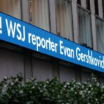 O noticiário da News Corp anunciando a liberdade de Gershkovich.  O ticker está do lado de fora da sede da empresa em Nova York.