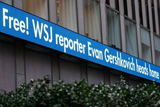 O noticiário da News Corp anunciando a liberdade de Gershkovich.  O ticker está do lado de fora da sede da empresa em Nova York.