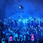 O ator norte-americano Tom Cruise desce do telhado do estádio durante a cerimônia de encerramento dos Jogos Olímpicos Paris 2024, no Stade de France, em Saint-Denis, nos arredores de Paris, em 11 de agosto de 2024. (Foto de MOHD RASFAN /AFP)