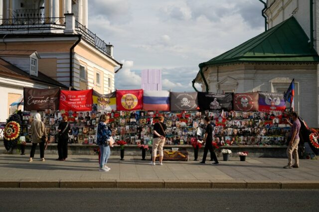 Pessoas prestando homenagem às tropas Wagner mortas no Mali em um memorial improvisado perto do Kremlin, em Moscou. 