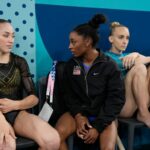 Kaylia Nemour, à esquerda, da Argélia, e Simone Biles, dos Estados Unidos, falam durante as finais gerais da ginástica artística feminina na Bercy Arena nos Jogos Olímpicos de Verão de 2024, quinta-feira, 1º de agosto de 2024, em Paris, França.  (Foto AP/Charlie Riedel)