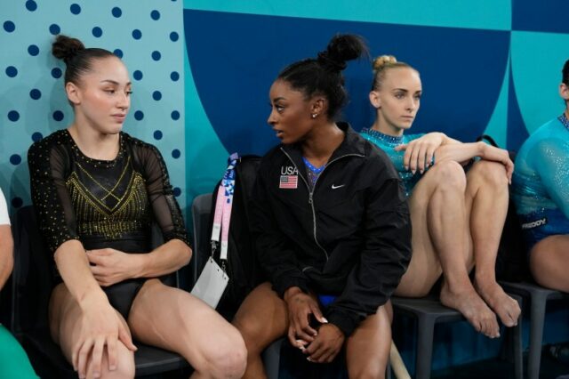 Kaylia Nemour, à esquerda, da Argélia, e Simone Biles, dos Estados Unidos, falam durante as finais gerais da ginástica artística feminina na Bercy Arena nos Jogos Olímpicos de Verão de 2024, quinta-feira, 1º de agosto de 2024, em Paris, França.  (Foto AP/Charlie Riedel)