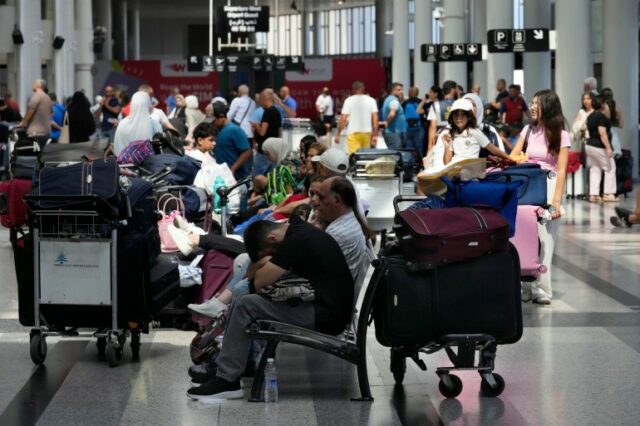 Passageiros cujos voos foram cancelados aguardam no terminal de embarque do Aeroporto Internacional Rafik Hariri