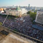 Pessoas participam de um protesto contra a poluição e a exploração de uma mina de lítio no país em Belgrado, Sérvia, sábado, 10 de agosto de 2024. Milhares estavam se reunindo no sábado em uma manifestação contra a mineração de lítio na Sérvia, apesar das advertências do governo sobre supostos distúrbios planejados destinados a derrubar o governo do presidente populista Aleksandar Vucic. (Foto AP/Darko Vojinovic)