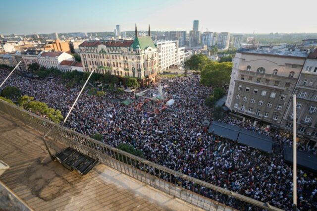 Pessoas participam de um protesto contra a poluição e a exploração de uma mina de lítio no país em Belgrado, Sérvia, sábado, 10 de agosto de 2024. Milhares estavam se reunindo no sábado em uma manifestação contra a mineração de lítio na Sérvia, apesar das advertências do governo sobre supostos distúrbios planejados destinados a derrubar o governo do presidente populista Aleksandar Vucic. (Foto AP/Darko Vojinovic)