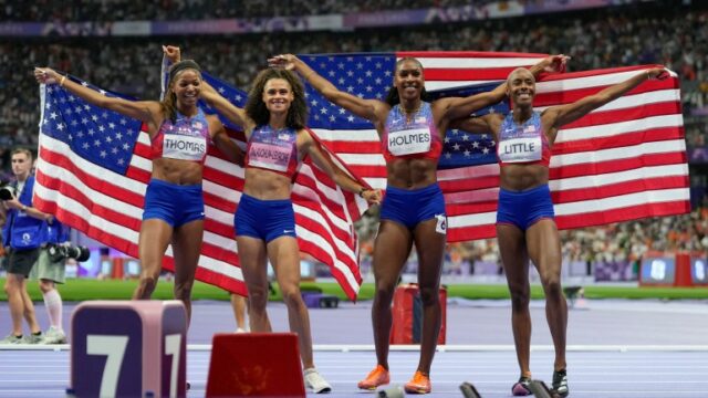 Gabby Thomas, Sydney Michelle McLaughlin, Alexis Holmes e Shamier Little, dos Estados Unidos, posam após conquistar a medalha de ouro na final do revezamento 4 x 400 metros feminino nos Jogos Olímpicos de Verão de 2024, sábado, 10 de agosto de 2024, em Saint- Denis, França. (Foto AP/Ashley Landis)