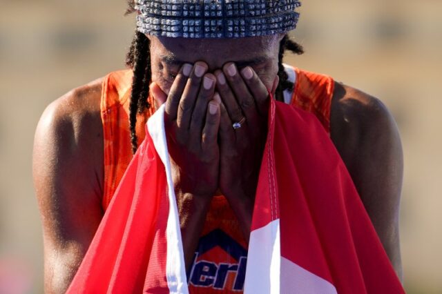 Sifan Hassan, da Holanda, reage após cruzar a linha de chegada para conquistar a medalha de ouro no final da maratona feminina dos Jogos Olímpicos de Verão de 2024, domingo, 11 de agosto de 2024, em Paris, França. (Foto AP/Vadim Ghirda)