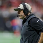 ATLANTA, GEÓRGIA - 10 DE DEZEMBRO: O técnico Arthur Smith do Atlanta Falcons observa durante o jogo contra o Tampa Bay Buccaneers no Mercedes-Benz Stadium em 10 de dezembro de 2023 em Atlanta, Geórgia.