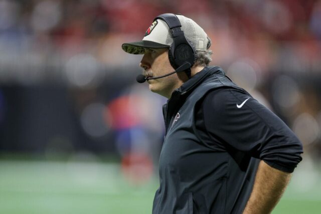 ATLANTA, GEÓRGIA - 10 DE DEZEMBRO: O técnico Arthur Smith do Atlanta Falcons observa durante o jogo contra o Tampa Bay Buccaneers no Mercedes-Benz Stadium em 10 de dezembro de 2023 em Atlanta, Geórgia.