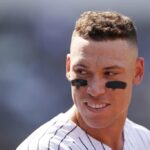 Aaron Judge nº 99 do New York Yankees observa durante o quinto turno