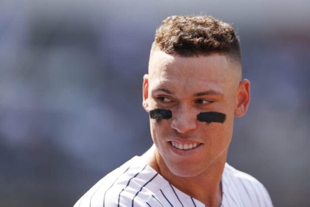 Aaron Judge nº 99 do New York Yankees observa durante o quinto turno