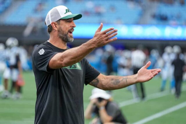 CHARLOTTE, CAROLINA DO NORTE - 17 DE AGOSTO: Aaron Rodgers nº 8 do New York Jets brinca com os fãs antes do jogo de pré-temporada contra o Carolina Panthers no Bank of America Stadium em 17 de agosto de 2024 em Charlotte, Carolina do Norte