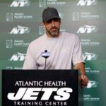 FLORHAM PARK, NOVA JERSEY - 21 DE MAIO: Aaron Rodgers nº 8 do New York Jets fala à mídia durante o treino fora de temporada do New York Jets OTA no Atlantic Health Jets Training Center em 21 de maio de 2024 em Florham Park, Nova Jersey.