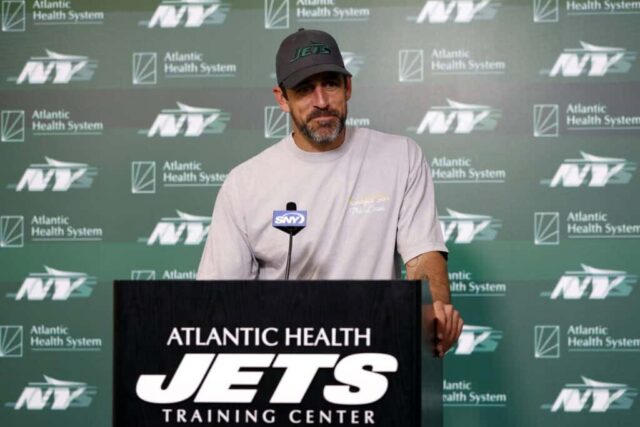 FLORHAM PARK, NOVA JERSEY - 21 DE MAIO: Aaron Rodgers nº 8 do New York Jets fala à mídia durante o treino fora de temporada do New York Jets OTA no Atlantic Health Jets Training Center em 21 de maio de 2024 em Florham Park, Nova Jersey.