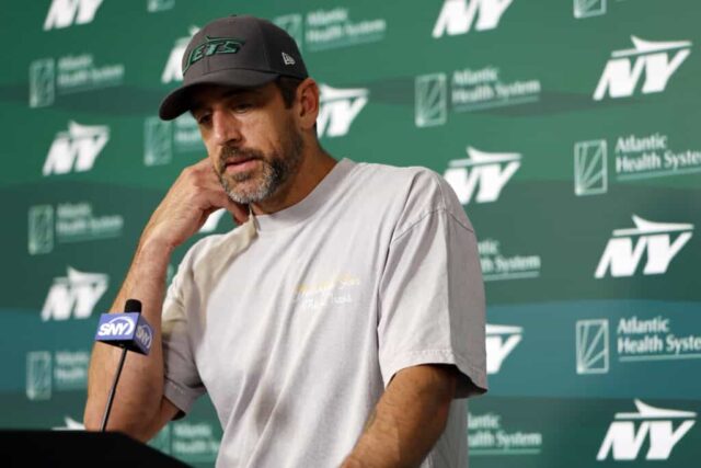 FLORHAM PARK, NOVA JERSEY - 21 DE MAIO: Aaron Rodgers nº 8 do New York Jets fala à mídia durante o treino fora de temporada do New York Jets OTA no Atlantic Health Jets Training Center em 21 de maio de 2024 em Florham Park, Nova Jersey.