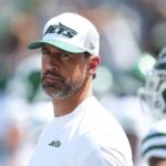 EAST RUTHERFORD, NOVA JERSEY - 10 DE AGOSTO: Aaron Rodgers nº 8 do New York Jets observa antes do jogo de pré-temporada contra o Washington Commanders no MetLife Stadium em 10 de agosto de 2024 em East Rutherford, Nova Jersey.