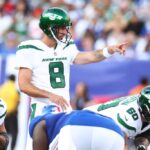 Aaron Rodgers # 8 do New York Jets sinaliza contra o New York Giants durante um jogo de pré-temporada no MetLife Stadium em 26 de agosto de 2023 em East Rutherford, Nova Jersey.