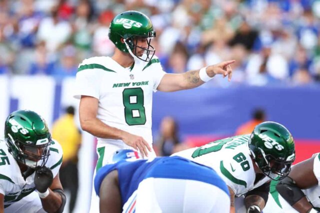 Aaron Rodgers # 8 do New York Jets sinaliza contra o New York Giants durante um jogo de pré-temporada no MetLife Stadium em 26 de agosto de 2023 em East Rutherford, Nova Jersey.