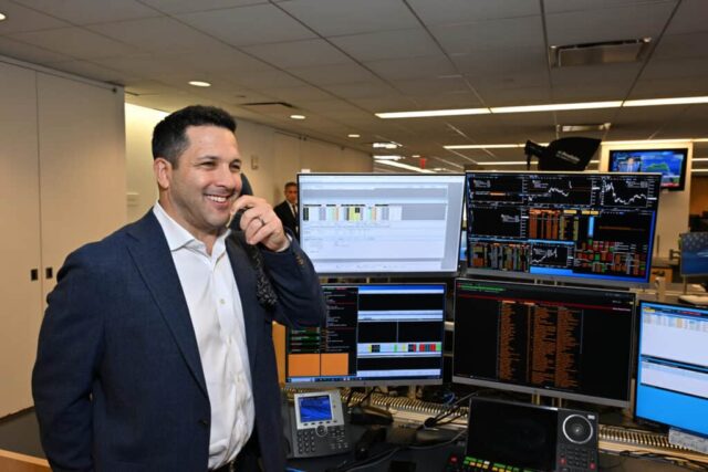 NOVA IORQUE, NOVA IORQUE - 11 DE SETEMBRO: Adam Schefter participa do Charity Day anual organizado pelo GFI Group e The Cantor Fitzgerald Relief Fund em 11 de setembro de 2023 na cidade de Nova York