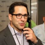 O escritor esportivo Adam Schefter participa do Dia Anual de Caridade organizado por Cantor Fitzgerald e BGC no Cantor Fitzgerald Office em 11 de setembro de 2013 em Nova York, Estados Unidos.