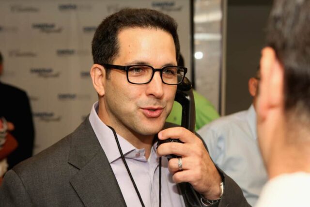 O escritor esportivo Adam Schefter participa do Dia Anual de Caridade organizado por Cantor Fitzgerald e BGC no Cantor Fitzgerald Office em 11 de setembro de 2013 em Nova York, Estados Unidos.