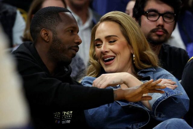 SAN FRANCISCO, CALIFÓRNIA - 20 DE MAIO: O agente Rich Paul e Adele participam do segundo jogo das finais da Conferência Oeste dos Playoffs da NBA de 2022 entre o Golden State Warriors e o Dallas Mavericks no Chase Center em 20 de maio de 2022 em San Francisco, Califórnia. NOTA AO USUÁRIO: O Usuário reconhece e concorda expressamente que, ao baixar e/ou usar esta fotografia, o Usuário está concordando com os termos e condições do Contrato de Licença da Getty Images.