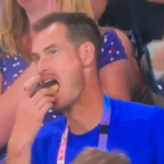 Andy Murray comendo um donut em Paris 2024