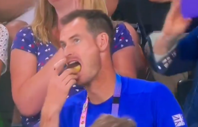 Andy Murray comendo um donut em Paris 2024