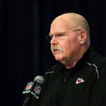 INDIANAPOLIS, INDIANA - FEVEREIRO 27: O técnico Andy Reid do Kansas City Chiefs fala à mídia durante o NFL Combine no Indiana Convention Center em 27 de fevereiro de 2024 em Indianápolis, Indiana.