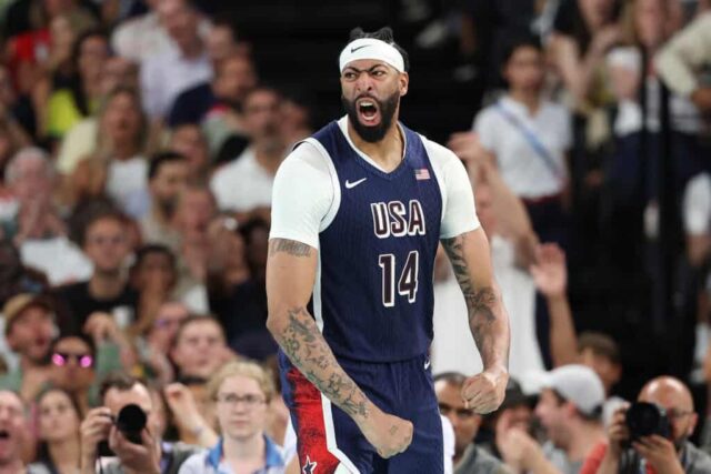 PARIS, FRANÇA - 06 DE AGOSTO: Anthony Davis nº 14 da equipe dos Estados Unidos reage após uma enterrada durante um jogo de quartas de final de basquete masculino entre a equipe dos Estados Unidos e a equipe do Brasil no décimo primeiro dia dos Jogos Olímpicos Paris 2024 na Bercy Arena em 06 de agosto de 2024 em Paris, França.