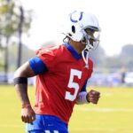 WESTFIELD, INDIANA - 25 DE JULHO: Anthony Richardson nº 5 do Indianapolis Colts corre em campo durante o campo de treinamento no Grand Park Sports Campus em 25 de julho de 2024 em Westfield, Indiana.