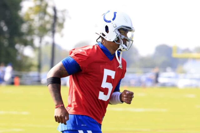 WESTFIELD, INDIANA - 25 DE JULHO: Anthony Richardson nº 5 do Indianapolis Colts corre em campo durante o campo de treinamento no Grand Park Sports Campus em 25 de julho de 2024 em Westfield, Indiana. 