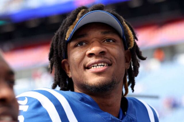 Anthony Richardson, nº 5 do Indianapolis Colts, sai de campo após um jogo de pré-temporada contra o Buffalo Bills no Highmark Stadium em 12 de agosto de 2023 em Orchard Park, Nova York.