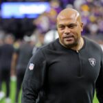 LAS VEGAS, NEVADA - 10 DE DEZEMBRO: O técnico interino Antonio Pierce, do Las Vegas Raiders, entra em campo antes de um jogo contra o Minnesota Vikings no Allegiant Stadium em 10 de dezembro de 2023 em Las Vegas, Nevada. Os Vikings derrotaram os Raiders por 3-0.