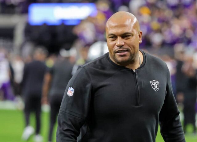 LAS VEGAS, NEVADA - 10 DE DEZEMBRO: O técnico interino Antonio Pierce, do Las Vegas Raiders, entra em campo antes de um jogo contra o Minnesota Vikings no Allegiant Stadium em 10 de dezembro de 2023 em Las Vegas, Nevada. Os Vikings derrotaram os Raiders por 3-0.