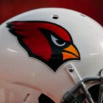 Um capacete do Arizona Cardinals fica de lado durante o segundo tempo do jogo contra o Kansas City Chiefs no Arrowhead Stadium em 11 de novembro de 2018 em Kansas City, Missouri.