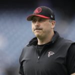 NASHVILLE, TENNESSEE - 29 DE OUTUBRO: O técnico Arthur Smith do Atlanta Falcons observa antes do jogo contra o Tennessee Titans no Nissan Stadium em 29 de outubro de 2023 em Nashville, Tennessee.