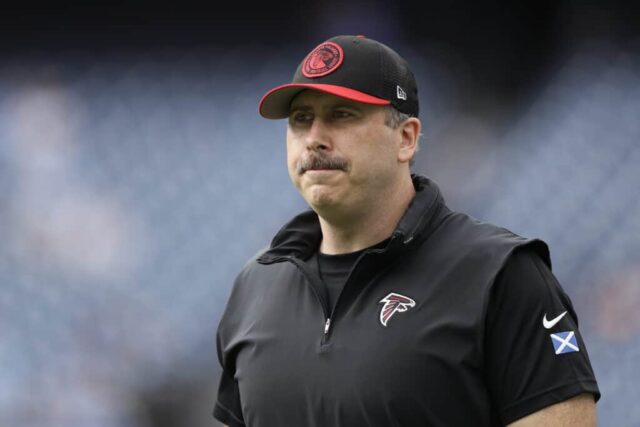 NASHVILLE, TENNESSEE - 29 DE OUTUBRO: O técnico Arthur Smith do Atlanta Falcons observa antes do jogo contra o Tennessee Titans no Nissan Stadium em 29 de outubro de 2023 em Nashville, Tennessee.