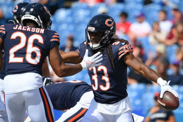 ORCHARD PARK, NOVA IORQUE - 10 DE AGOSTO: Ian Wheeler nº 33 do Chicago Bears comemora sua corrida de touchdown com o companheiro de equipe John Jackson III nº 26 durante a segunda metade de um jogo de pré-temporada no Highmark Stadium em 10 de agosto de 2024 em Orchard Park, Nova York . Os Bears venceram por 33-6. 