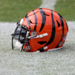 Um capacete do Cincinnati Bengals fica de lado durante o aquecimento contra o Philadelphia Eagles no Lincoln Financial Field em 27 de setembro de 2020 na Filadélfia, Pensilvânia.