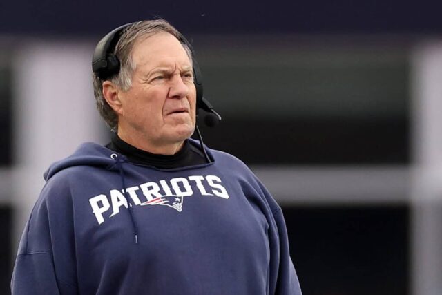 FOXBOROUGH, MASSACHUSETTS - 17 DE DEZEMBRO: O técnico do New England Patriots, Bill Belichick, observa da linha lateral durante o jogo contra o Kansas City Chiefs no Gillette Stadium em 17 de dezembro de 2023 em Foxborough, Massachusetts.